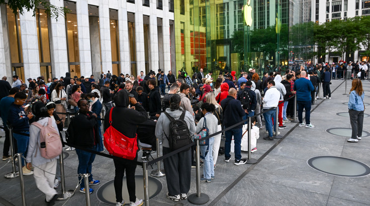 Sorban állás egy New York-i Apple store előtt az új iPhone érkezésére várva. A cupertinói technológiai óriás szó szerint milliárdok életének részévé vált az elmúlt 48 évben. / Fotó: Getty Images