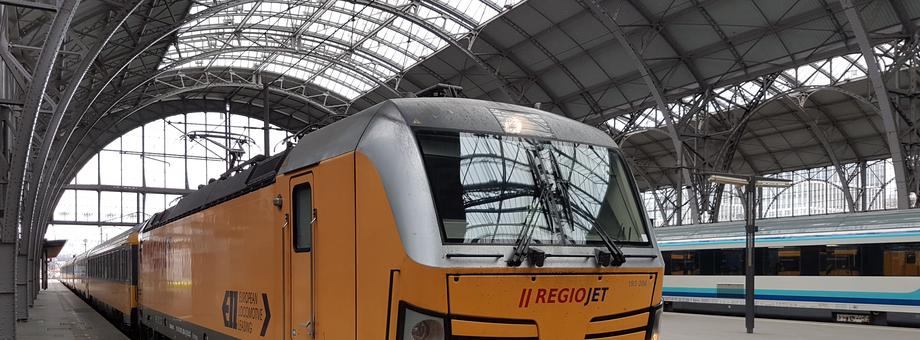 Pociąg Regio Jet na dworcu Praga Główna