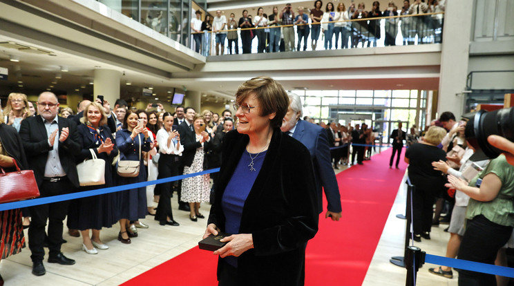 A kutató a jövő generációjával osztja meg a Nobel-díjért kapott pénzt /fotó: MTI/Lehoczky Péter