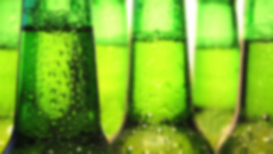 Producent piwa ostrzega przed wadliwym opakowaniem. Małe odłamki szkła mogą wpaść do napoju