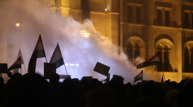 Két napja tüntetnek Budapesten, ma is folytatják /Fotó: Weber Zsolt