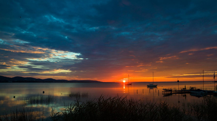 Napfelkelte a Balatonnál / MTI Fotó: Mohai Balázs