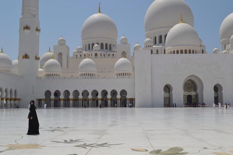 Aleksandra Chrobak na dziedzińcu Wielkiego Meczetu Szejka Zayeda (Abu Dhabi)