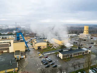 Rosja jest jednym z większych światowych producentów miedzi z produkcją na poziomie 850 tys. ton rocznie i drugim na świecie największym eksporterem miedzi rafinowanej, więc odcięcie tego rynku powoduje naturalne niedobory, a co za tym idzie wzrost cen. Na zdjęciu kopalnia KGHM Polska Miedź 