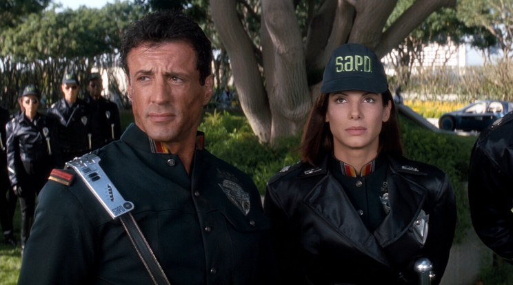 Stallone oldalán a fiatal Sandra Bullock feszít (Fotó: RAS-archív)