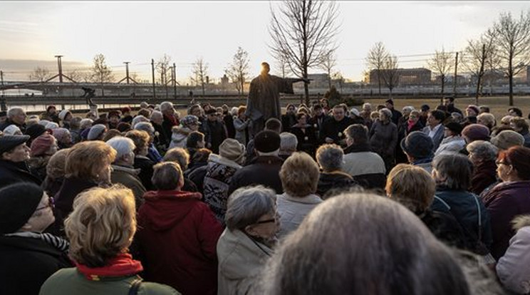 Megemlékezés Bessenyei Ferenc 100. születésnapja alkalmából a Nemzeti Színház szoborparkjában/Fotó:MTI-Szigetváry Zsolt