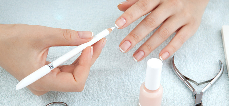 Manicure francuski, czyli paznokcie french – jak zrobić krok po kroku