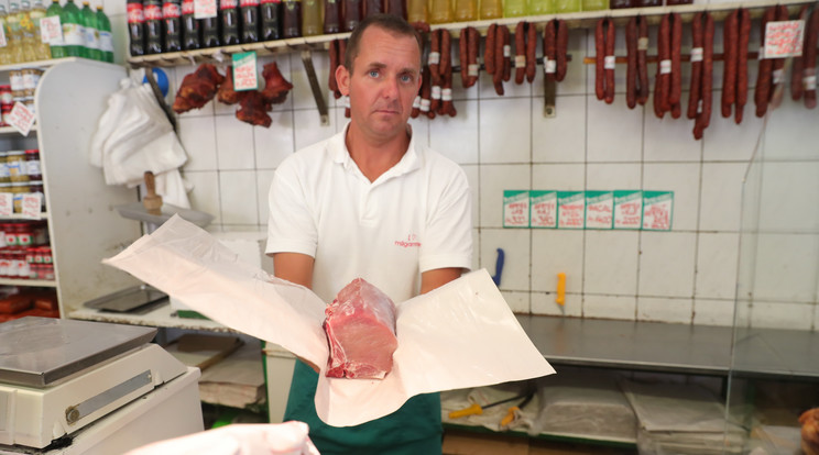 Petró Gábor (40) hentes szerint már most is kevesebb fogy a húsból, mint korábban. Ez a helyzet, úgy látja, csak romlani fog /Fotó: Varga Imre