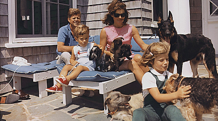 John F. Kennedy családjával 1963-ban. Pár hónappal később az elnök halott volt / Fotó: Northfoto