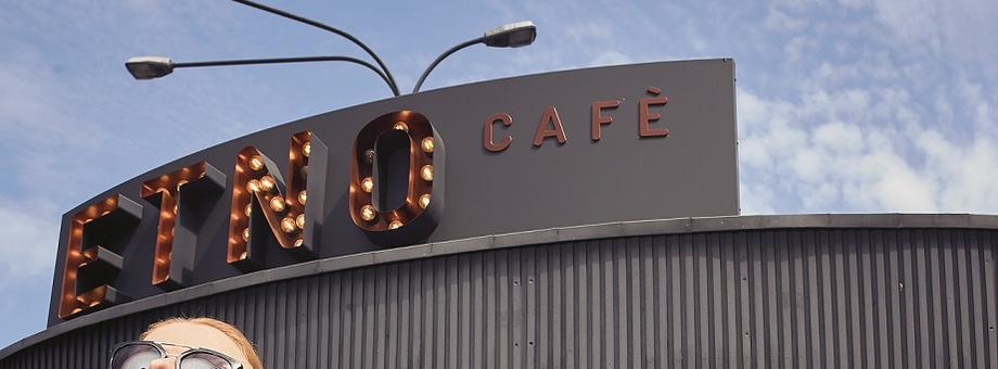 Wrocławski „Okrąglak” jest flagowym lokalem Etno Cafe - sieci kawiarni Łukasza Mrowińskiego. Zarządza nim jego żona Katarzyna
