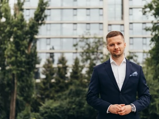 Fot: Przemysław Smoliński jest założycielem i prezesem zarządu firmy Vosti. To 31-letni miłośnik procesów i nieszablonowych rozwiązań, architekt systemów motywacji. W wolnych chwilach pasjonat sportu i e-sportu oraz aktywny gracz w Fifa20 i Call of Duty Warzone. Prywatnie i zawodowo związany jest z Lublinem.