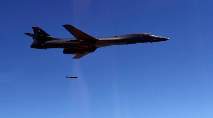 B-1B Lancer egy korábbi fotón, szintén a Koreai-félsziget felett / Fotó: AFP