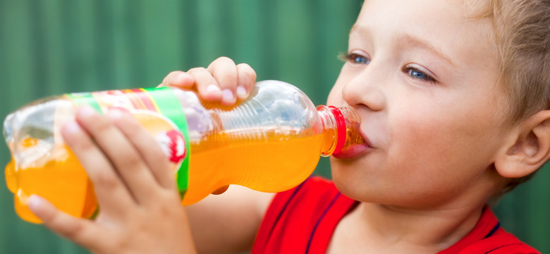 Polskie dzieci piją za mało wody, a za dużo napojów słodzonych