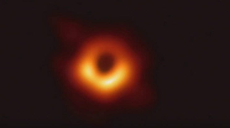 Először sikerült felvételeket készítenie egy fekete lyukról / Fotó: YouTube