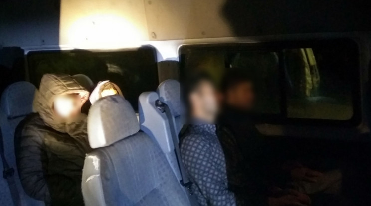 Illegális migránsok ültek az embercsempészek autóiban / Fotó: police.hu