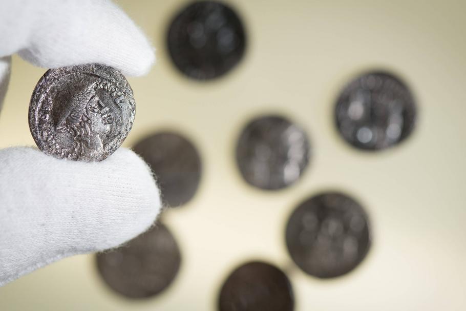 Rzymskie denary - już cesarz Neron zdecydował się na potajemne zmniejszanie ilości kruszcu w monetach