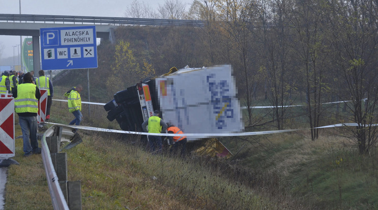 Teljes útzár mellett dolgoztak az árokba borult tehergépkocsi műszaki mentésén /Fotó: MTI - Mihádák Zoltán