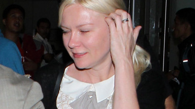 Kirsten Dunst bez makijażu. Chowała się przed obiektywami...