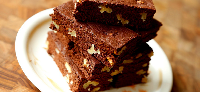 Najlepsze lekkie ciasto czekoladowe z orzechami - bez pieczenia | Bezglutenowe i bez laktozy