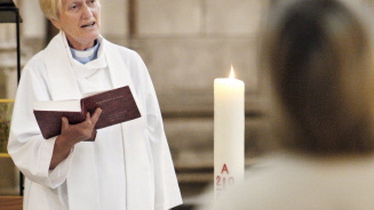 Synod kościoła anglikańskiego przegłosował przyznanie homoseksualnym partnerom kleru takich samych przywilejów emerytalnych jak te, które przysługują żonom oraz mężom zmarłych duchownych - donosi BBC.