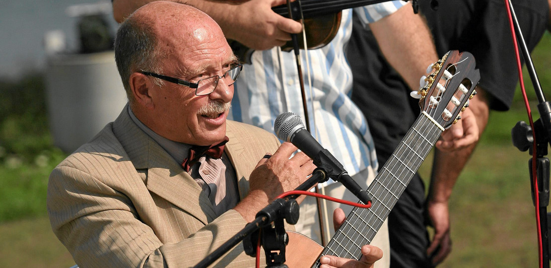 Alosza Awdiejew (z gitarą), fot. Mateusz Skwarczek/Agencja Gazeta