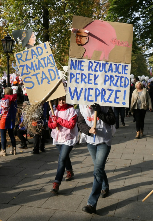 Przewodniczący oświatowej Solidarności Ryszard Proksa podkreśla, że biorąc pod uwagę inflację, to zarobki nauczycieli wcale nie wzrosły. Dodaje, że wykształcony nauczyciel, rozpoczynający swoją karierę zawodową zarabia tylko 300 złotych więcej powyżej najniższej krajowej.
Joanna Kluzik-Rostkowska wyszła do protestujących nauczycieli. Ci jednak nie dopuścili jej do głosu. Minister edukacji zapowiedziała briefing prasowy o godzinie 14:00 przed gmachem MEN-u.