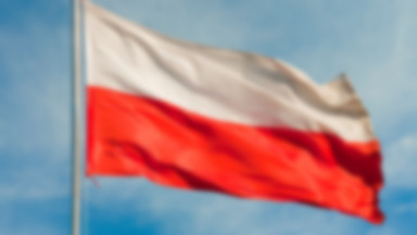 Członkowie Kompani Honorowej ze Szczecina pokazują, jak prawidłowo złożyć flagę Polski