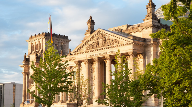 A Reichstag előtt náci szimbólummal nem lehet mókázni /Fotó: Northfoto