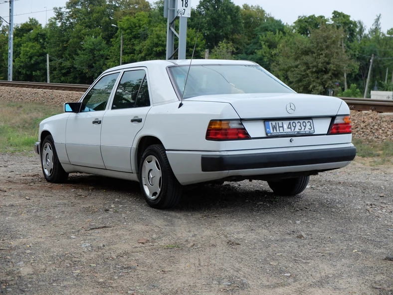 Do 1993 roku W124 miał czarne listwy na zderzakach. Potem, 
w E-klasie, były już lakierowane.