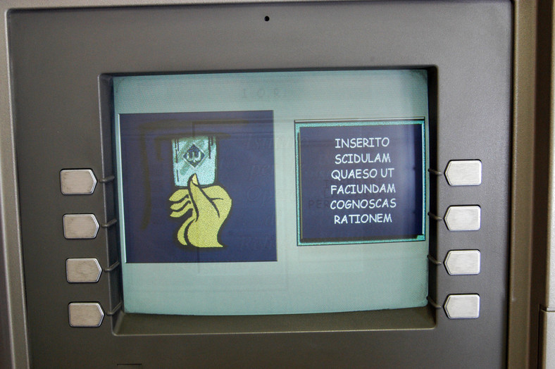 Bankomat banku IOR w Watykanie z instrukcjami w języku łacińskim.