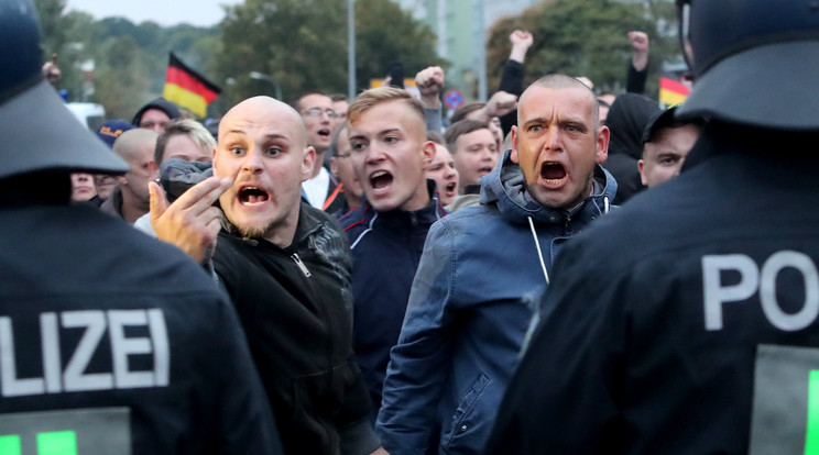 Egy hét alatt másodszor vonult utcára a szélsőjobb a német menekültpolitika ellen tüntetve /Fotó: MTI - Martin Divisek