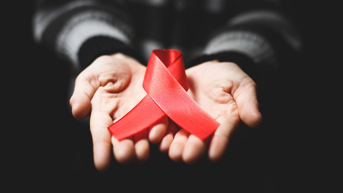 AIDS jest chorobą, z powodu której codziennie umiera ponad 4 tysiące osób na całym świecie. W Polsce odnotowano ponad 3,5 tysiąca zachorowań, z czego prawie 1,5 tysiąca pacjentów już zmarło. Naukowcom nie udało się jeszcze odkryć skutecznego leku na AIDS, można jednak tę chorobę spowolnić i częściowo zminimalizować jej skutki. Czym się ona charakteryzuje i jakie są jej przyczyny?