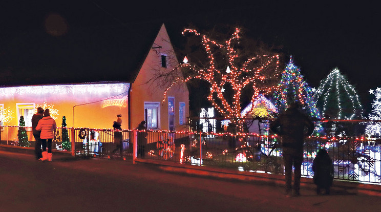 A ház és az udvar is fényárba borul decemberben a csákánydoroszlói családnál /Fotó: Fuszek Gábor