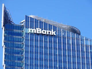 Klientowi mBanku omyłkowo naliczono 2 mln zł cudzego długu. Blokadę z konta już zdjęto, ale ów klient — Karol Pacześny — zapowiada roszczenia względem banku. Czy mu przysługują?