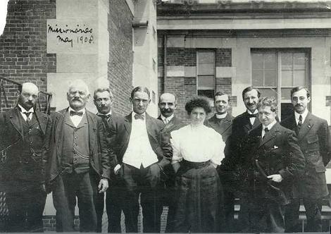 Maj 1908: Grupa doseljenika ispred glavne zgrade na Elis Ajlendu