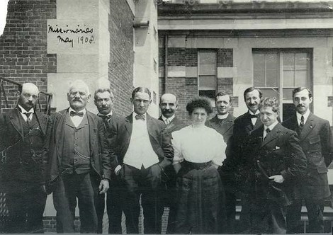 Maj 1908: Grupa doseljenika ispred glavne zgrade na Elis Ajlendu