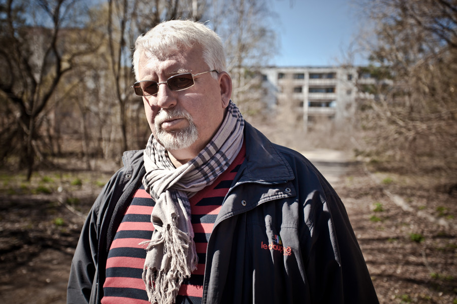 Siergiej Akulinin, były pracownik elektrowni w Czarnobylu na tle Prypeci.