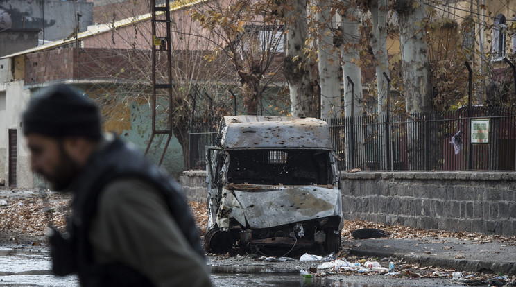 Diyarbakir tartományban rendszeresek a robbantások, ez épp egy tavalyi terrortámadás / Fotó: Northfoto
