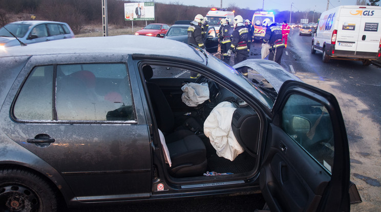 Három autó ütközött a XI. kerületben a csúszós úttesten /Fotó: Dudás Tamás 