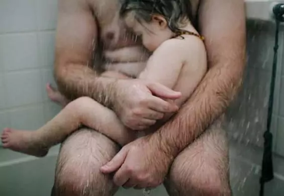 Zdjęcie ojca z synem na kolanach pod prysznicem vs Facebook: serwis banuje ujęcie za nagość