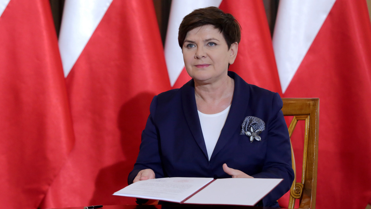 Wiążemy duże nadzieje z wizytą prezydenta USA Donalda Trumpa w Polsce - powiedziała premier Beata Szydło. Podkreśliła, że obecność ministrów: rozwoju, spraw zagranicznych i obrony na środowym spotkaniu z prezydentem Andrzejem Dudą wskazuje, że te tematy będą dominowały w czasie wizyty. Szefowa rządu odniosła się też do afery reprywatyzacyjnej w Warszawie.