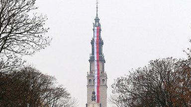 100-metrowa flaga od prezydenta zawisła na jasnogórskiej wieży