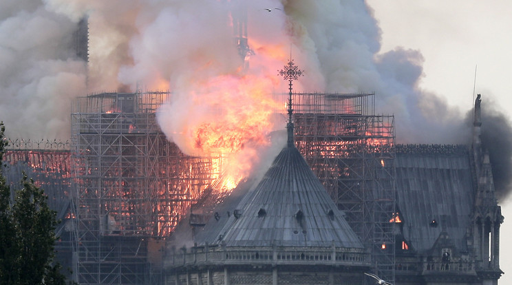 Lángol a párizsi Notre-Dame / MTI/EPA/Ian Langsdon