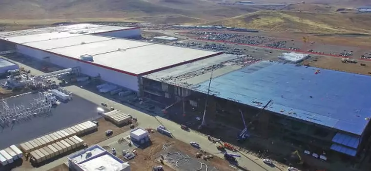 Tesla Gigafactory: postęp prac nagrany dronem w jakości 4K (wideo)