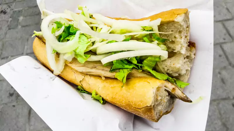 Balik Ekmek - kanaoka z rybą, najpopularniejszy stambulski street food