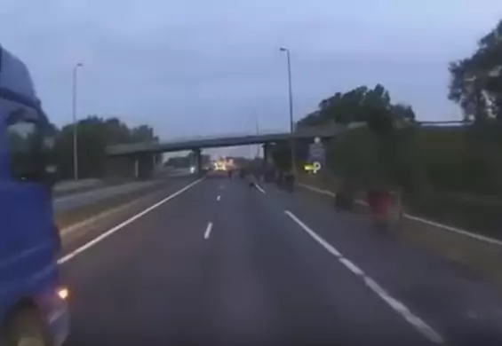 Kierowca tira z Polski sfilmował atak imigrantów na ciężarówki. Zobacz wideo!