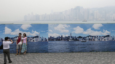 Hongkong w smogu lub za mgłą? Turyści fotografują się na tle panoram miasta