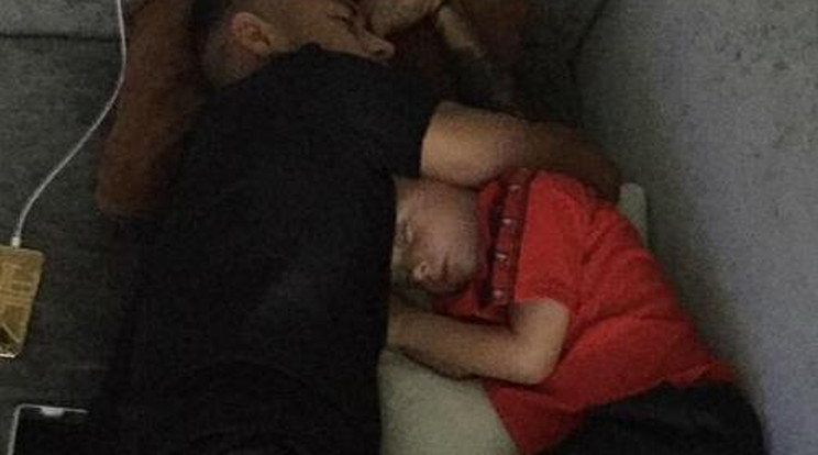 Megacuki! Így alszik Neymar a kisfiával - Fotó!