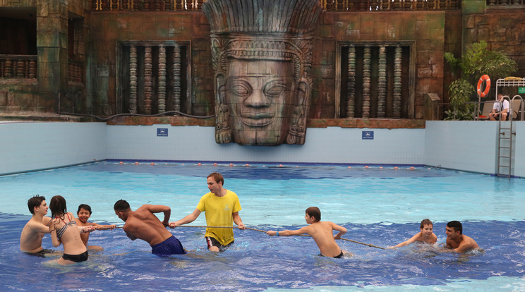 Az Aquaworld hatalmas medencéjében csapatjátékokat, így kötélhúzást is játszottak a srácok / Fotó: Weber Zsolt