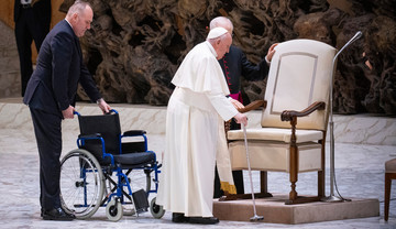 Papież coraz częściej korzysta z wózka inwalidzkiego. Co z jego zdrowiem? Zaufany lekarz Watykanu zabrał głos